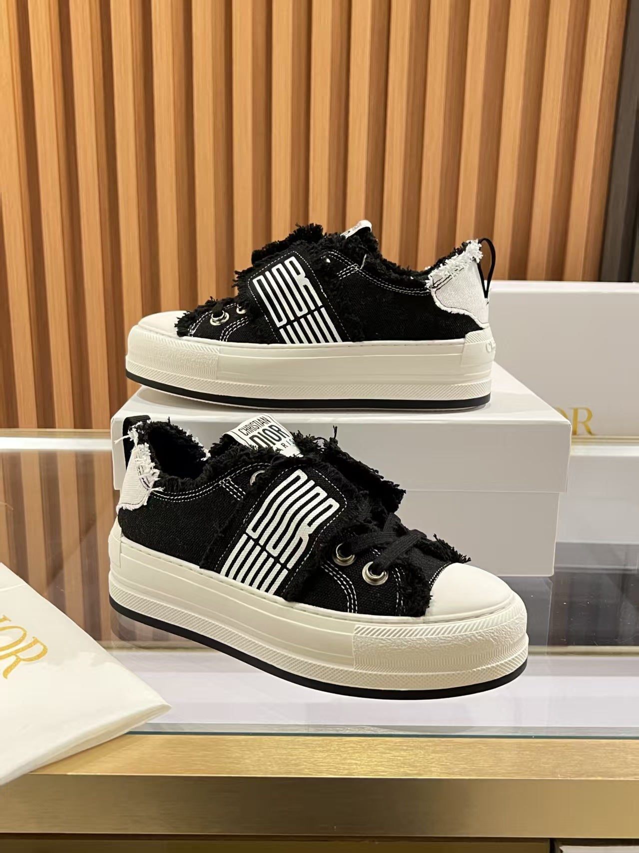 Black & White Walk'n Platform Sneaker