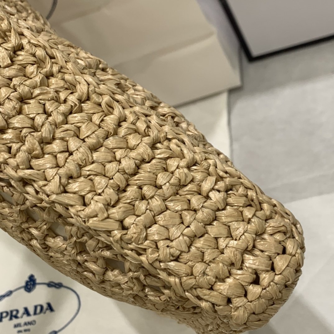 Natural raffia tote bag