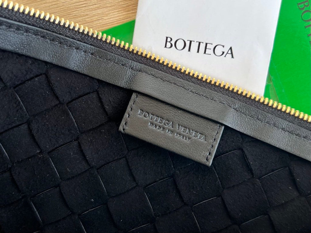 Black BV Medium Turn Pouch