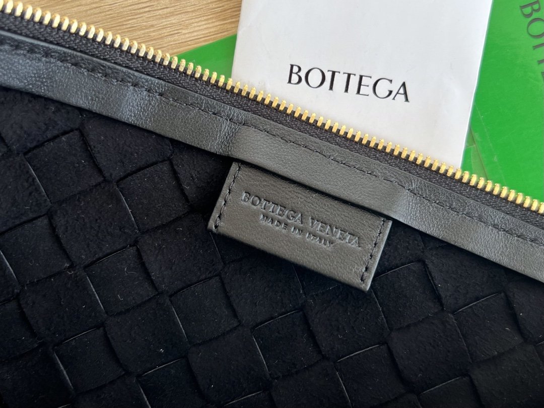 Black BV Medium Turn Pouch