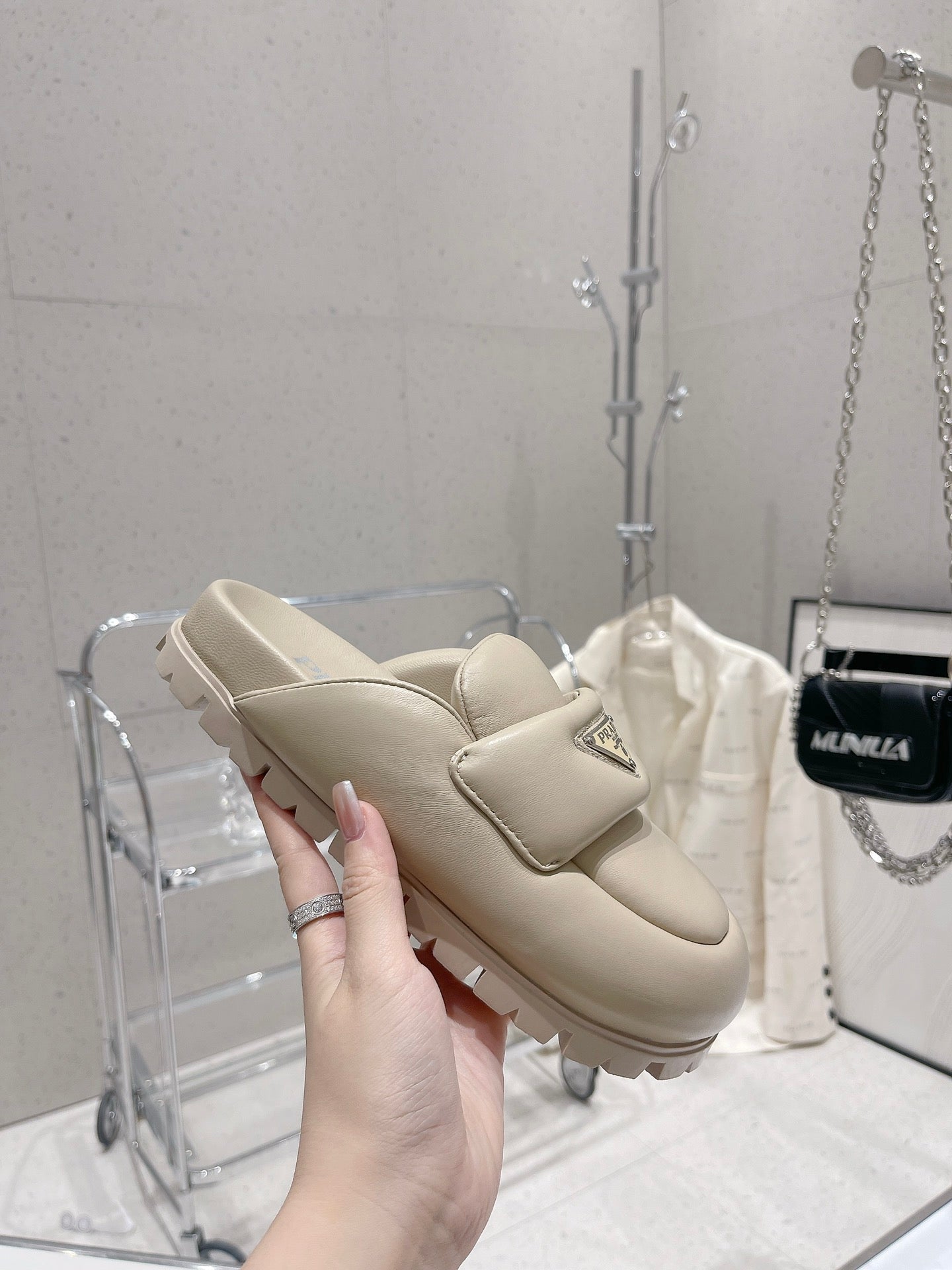 Desert beige P soft padded leather sabots