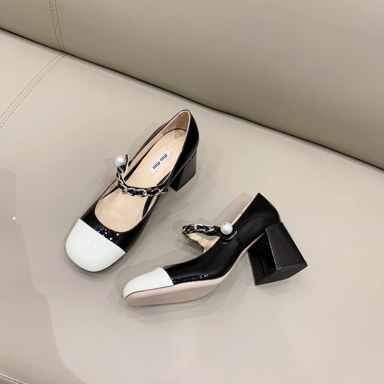 White & black MM patent leather 65 mm pumps