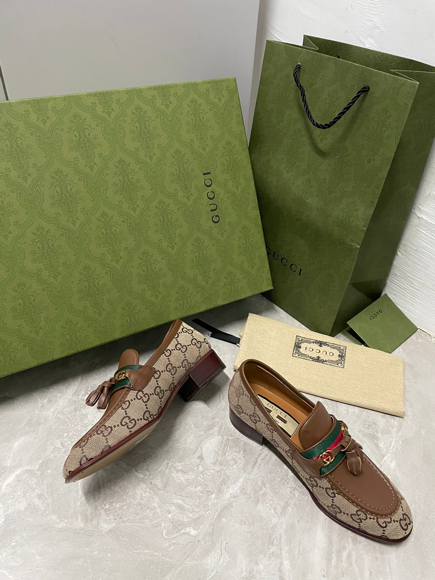 Beige loafer with tassel