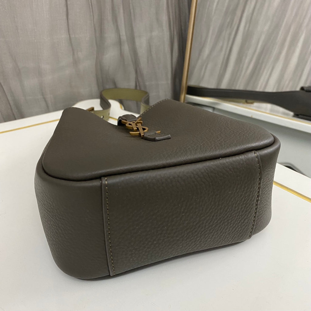 Light Musk Le 5 à 7 Supple Baby In Grained Leather