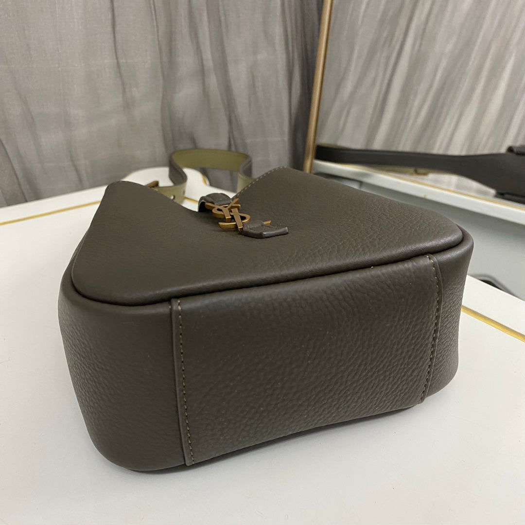 Light Musk Le 5 à 7 Supple Baby In Grained Leather