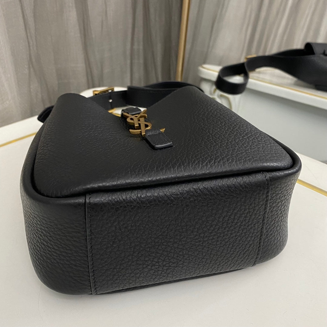 Black Le 5 à 7 Supple Baby In Grained Leather