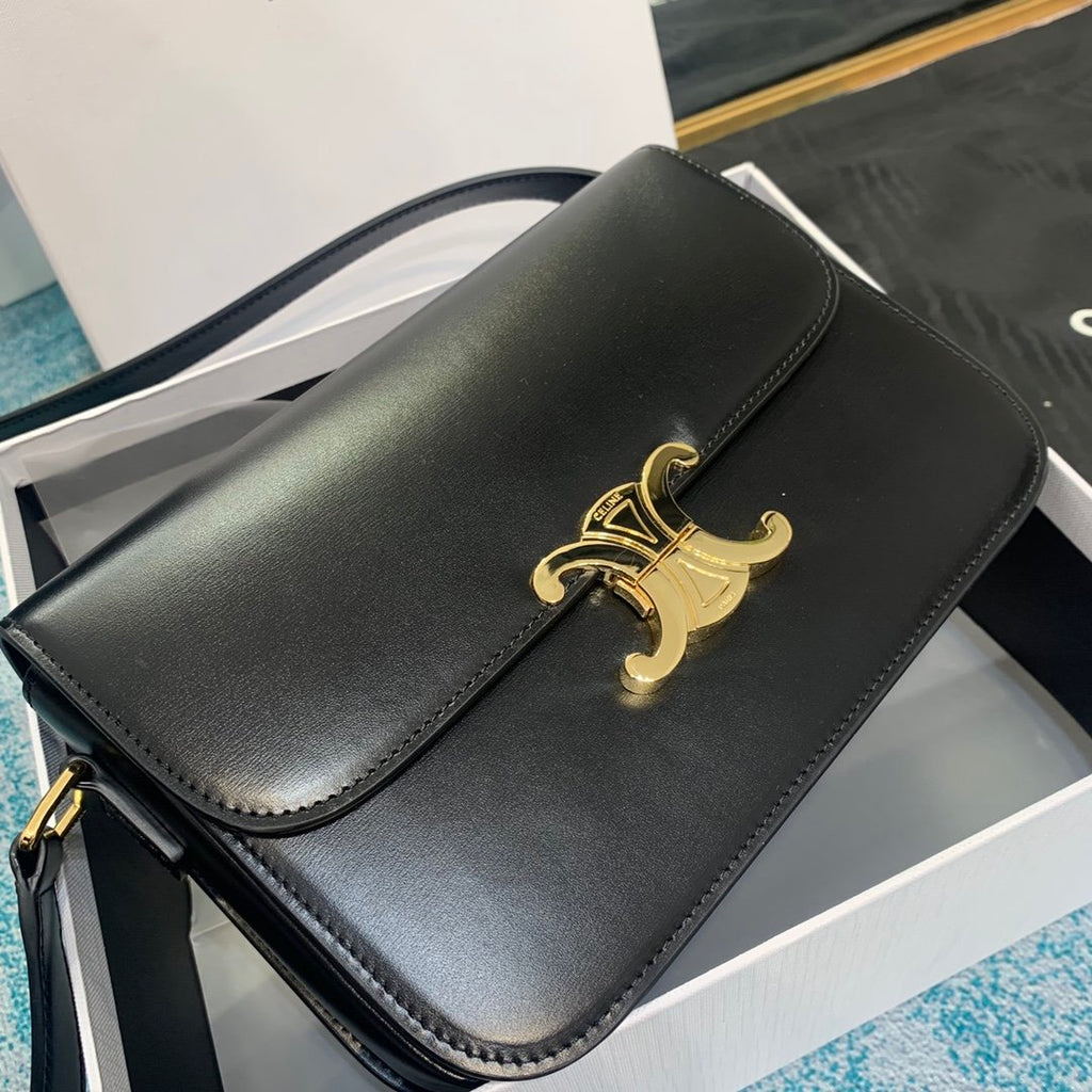 Black medium triomphe bag