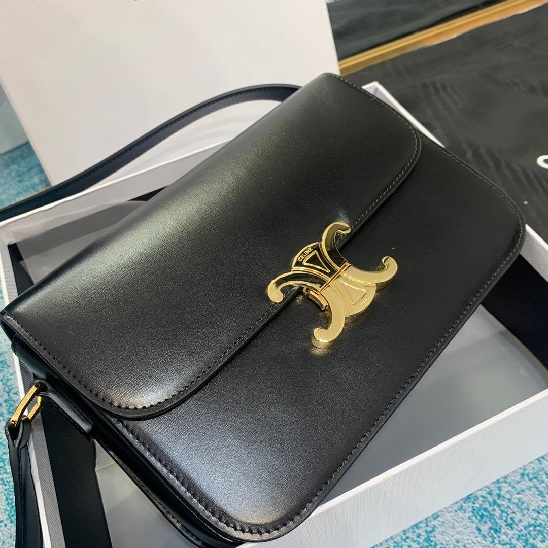 Black medium triomphe bag