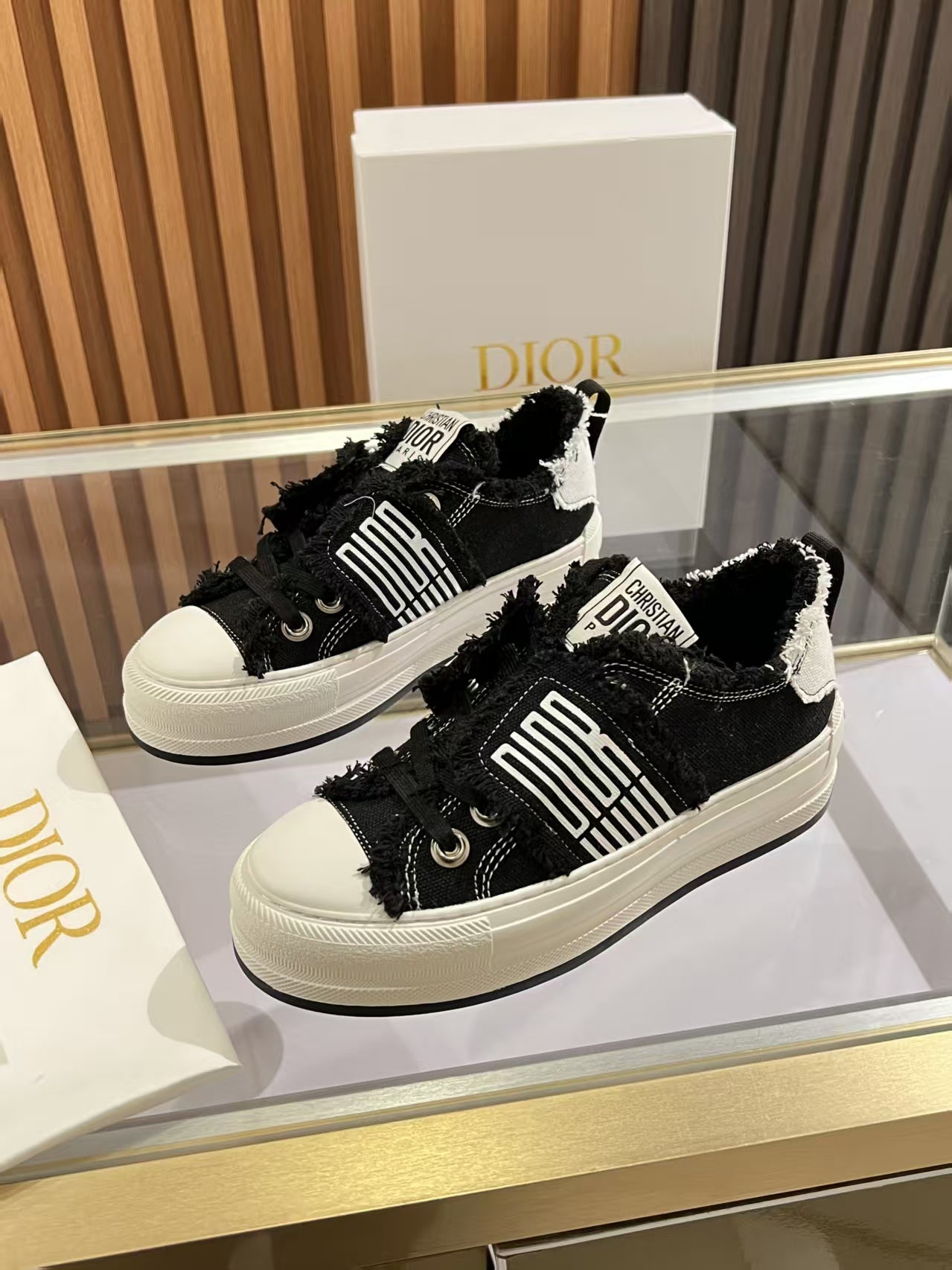 Black & White Walk'n Platform Sneaker