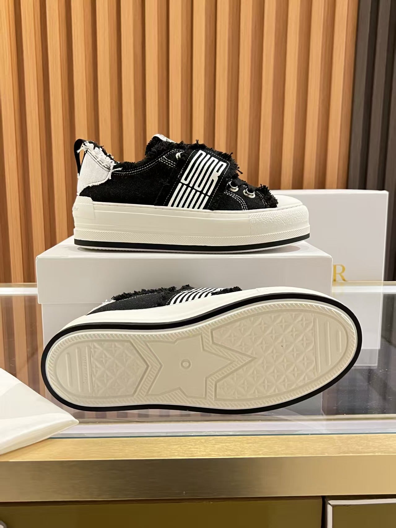 Black & White Walk'n Platform Sneaker