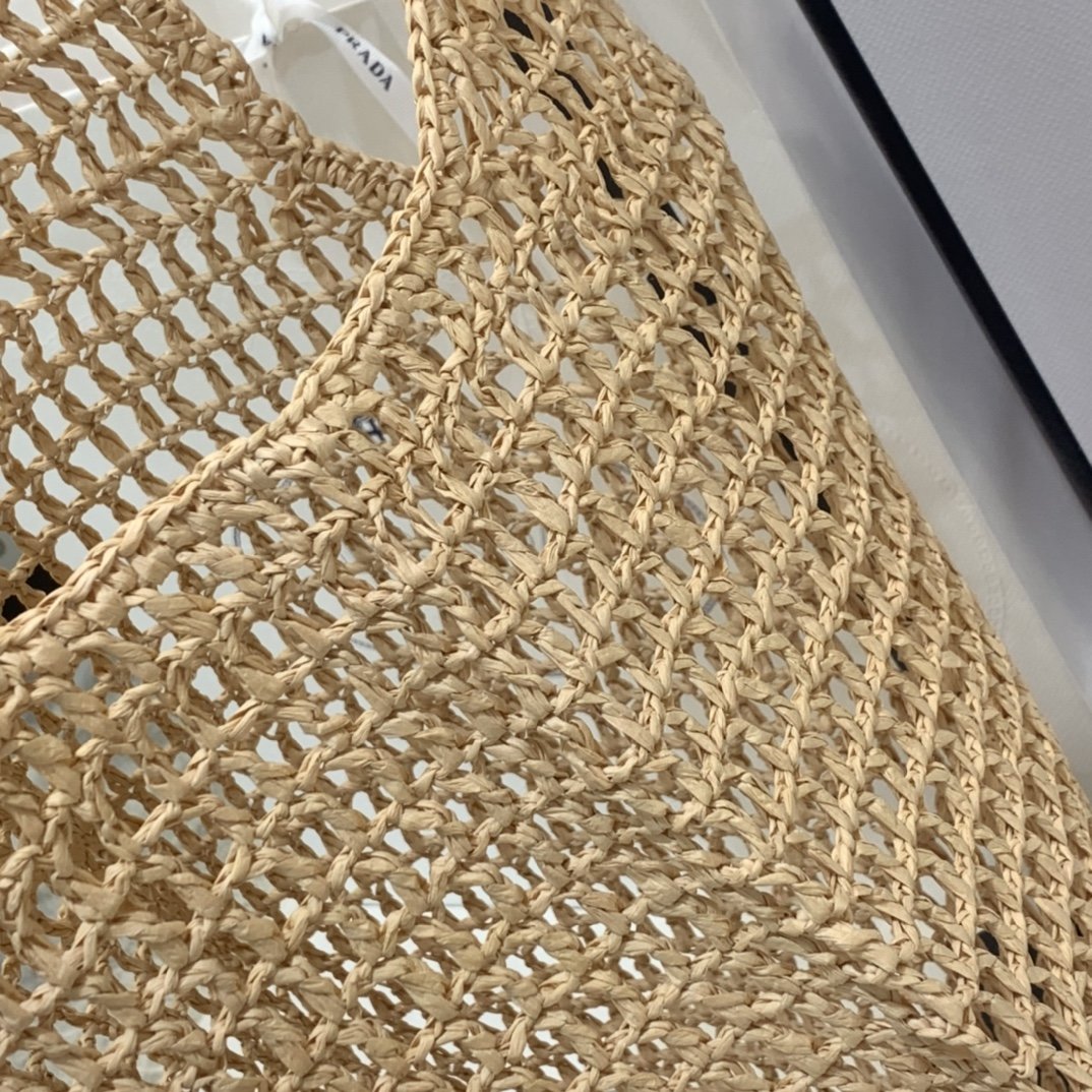 Natural large raffia tote bag