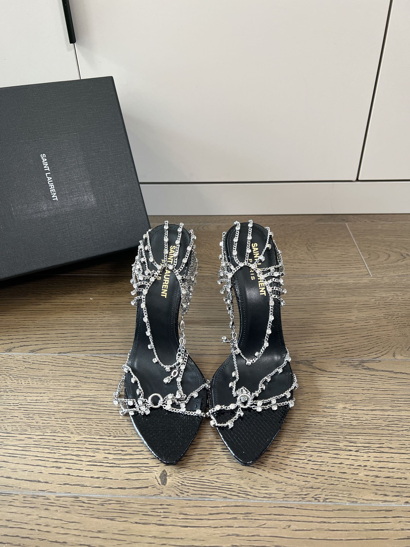Black YA chain sandals in lacquered ayers