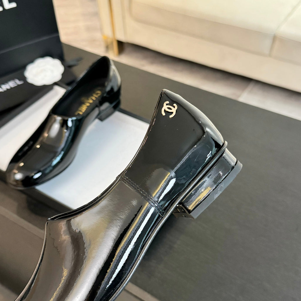 Black Moccasins In Patent Leather