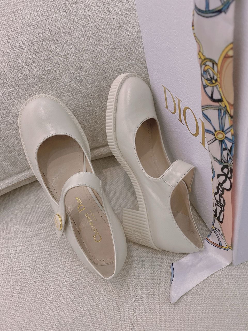 White Shiny Doll Pump