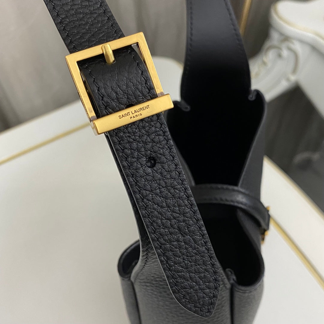 Black Le 5 à 7 Supple Baby In Grained Leather