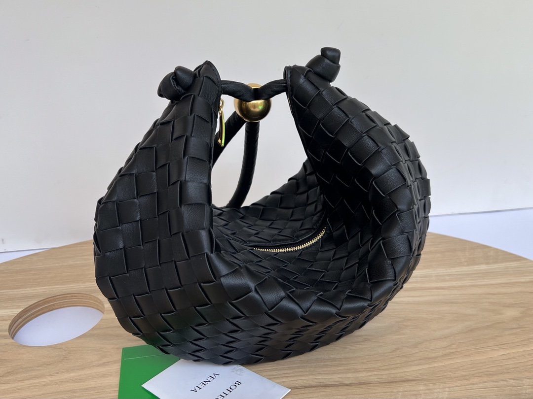 Black BV Medium Turn Pouch