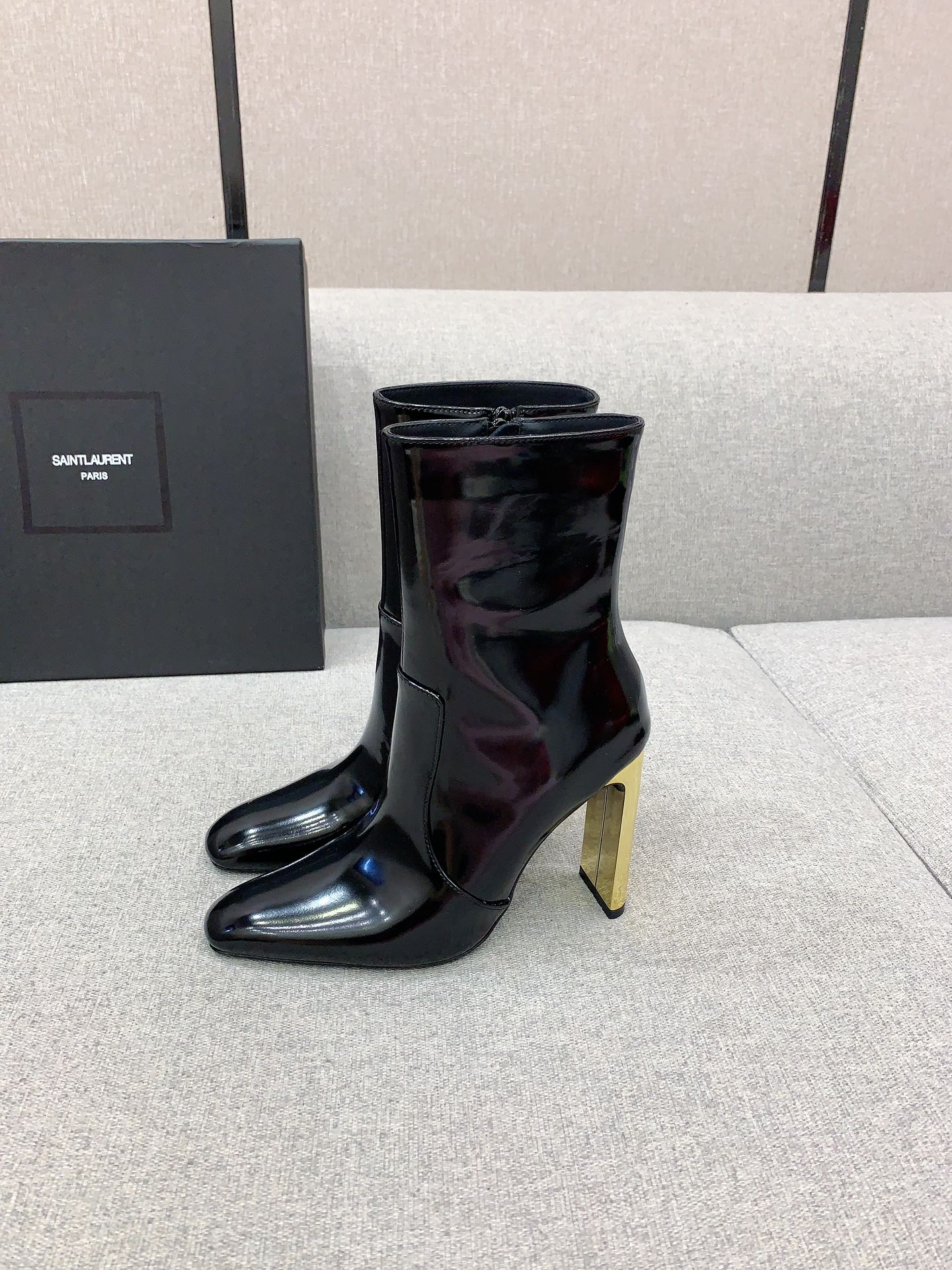 Black YA Ankle Boots In Glazed Leather