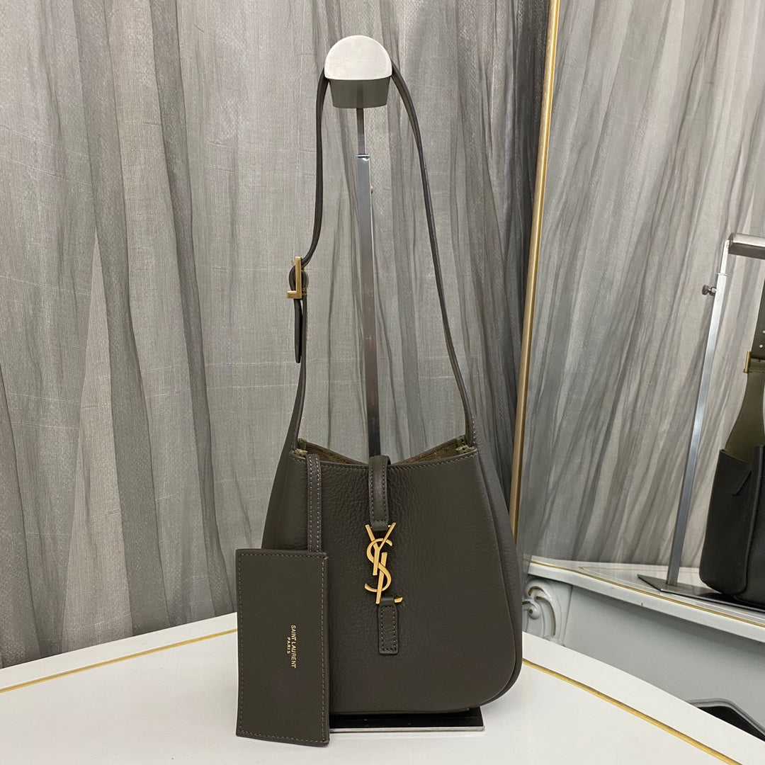 Light Musk Le 5 à 7 Supple Baby In Grained Leather