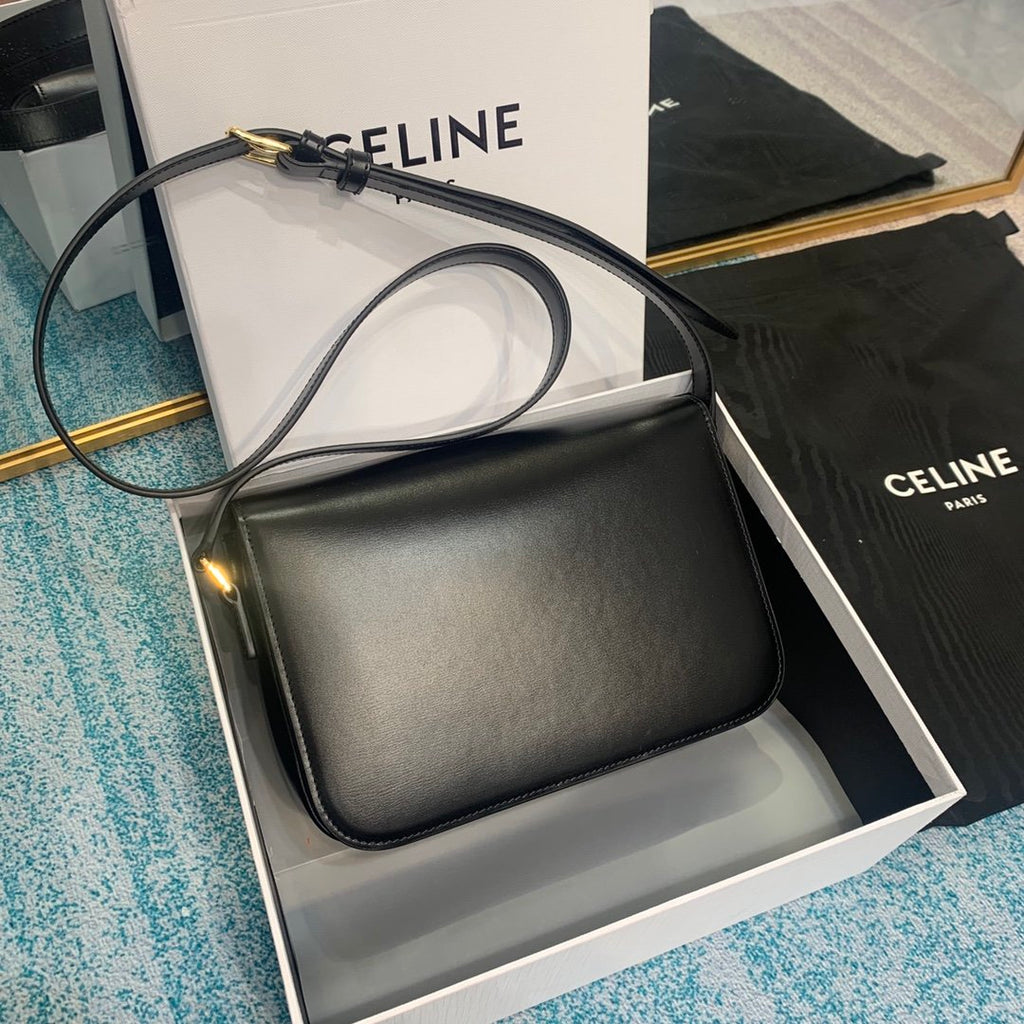 Black medium triomphe bag