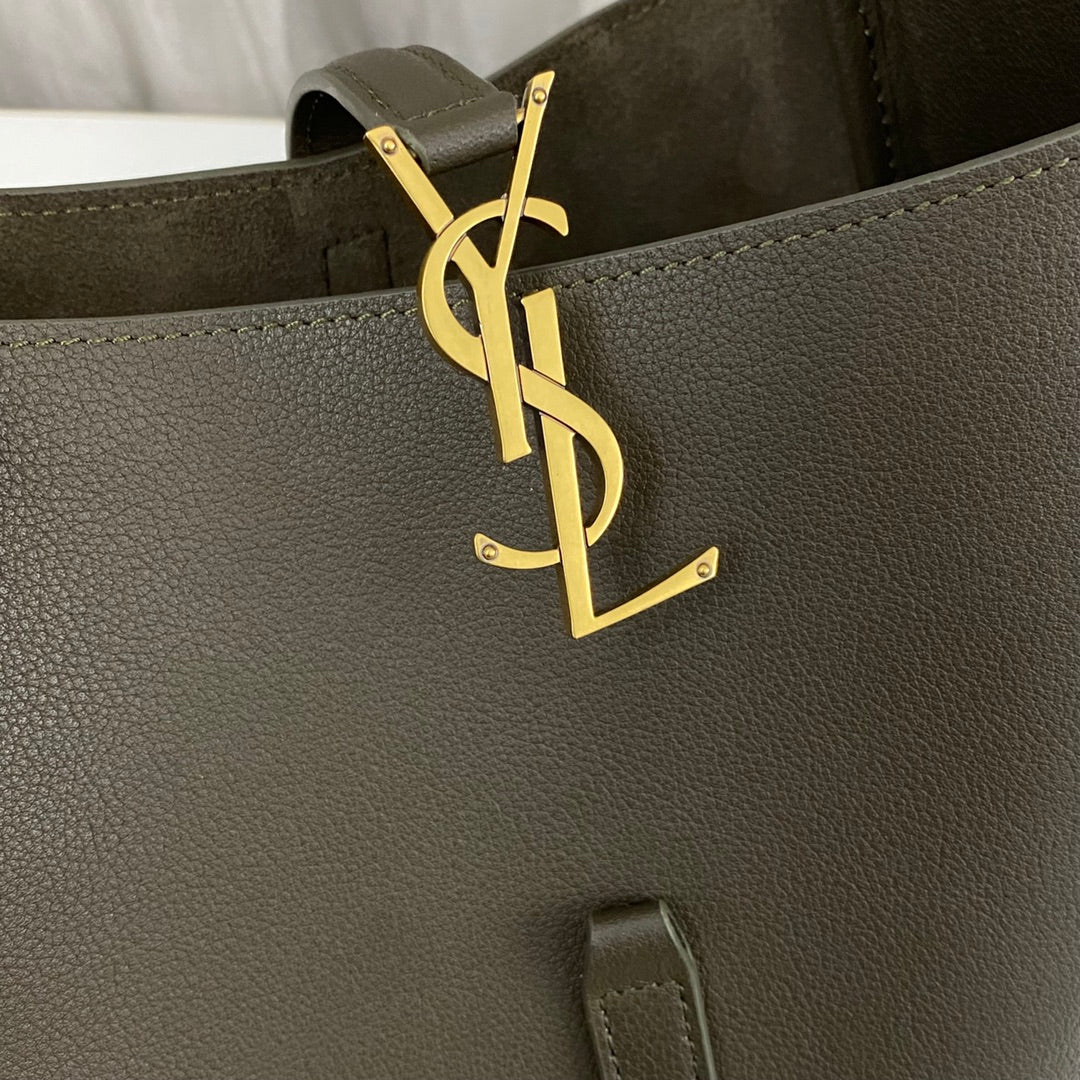 Light Musk Le 5 à 7 Small Leather Shoulder Bag