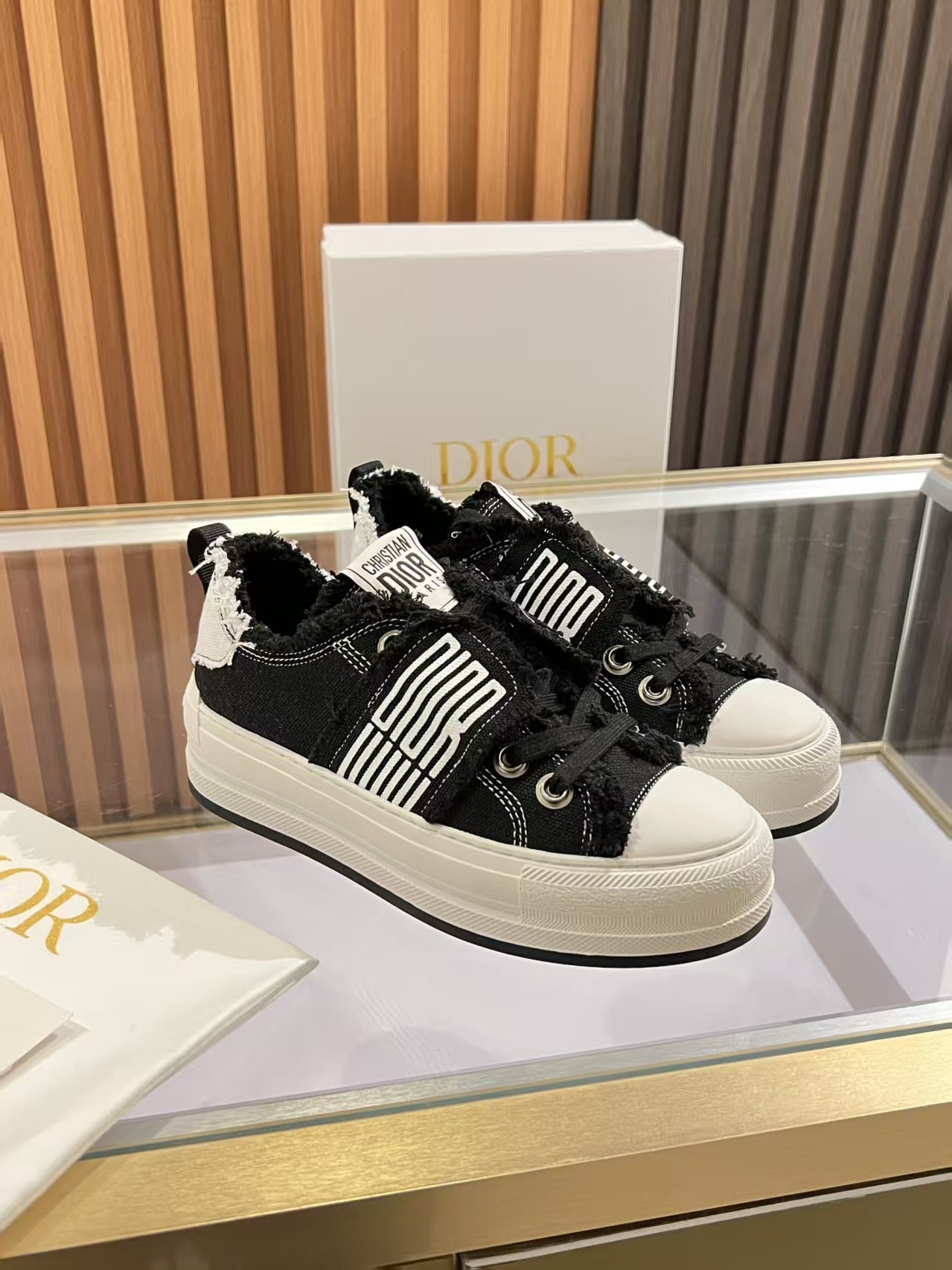 Black & White Walk'n Platform Sneaker