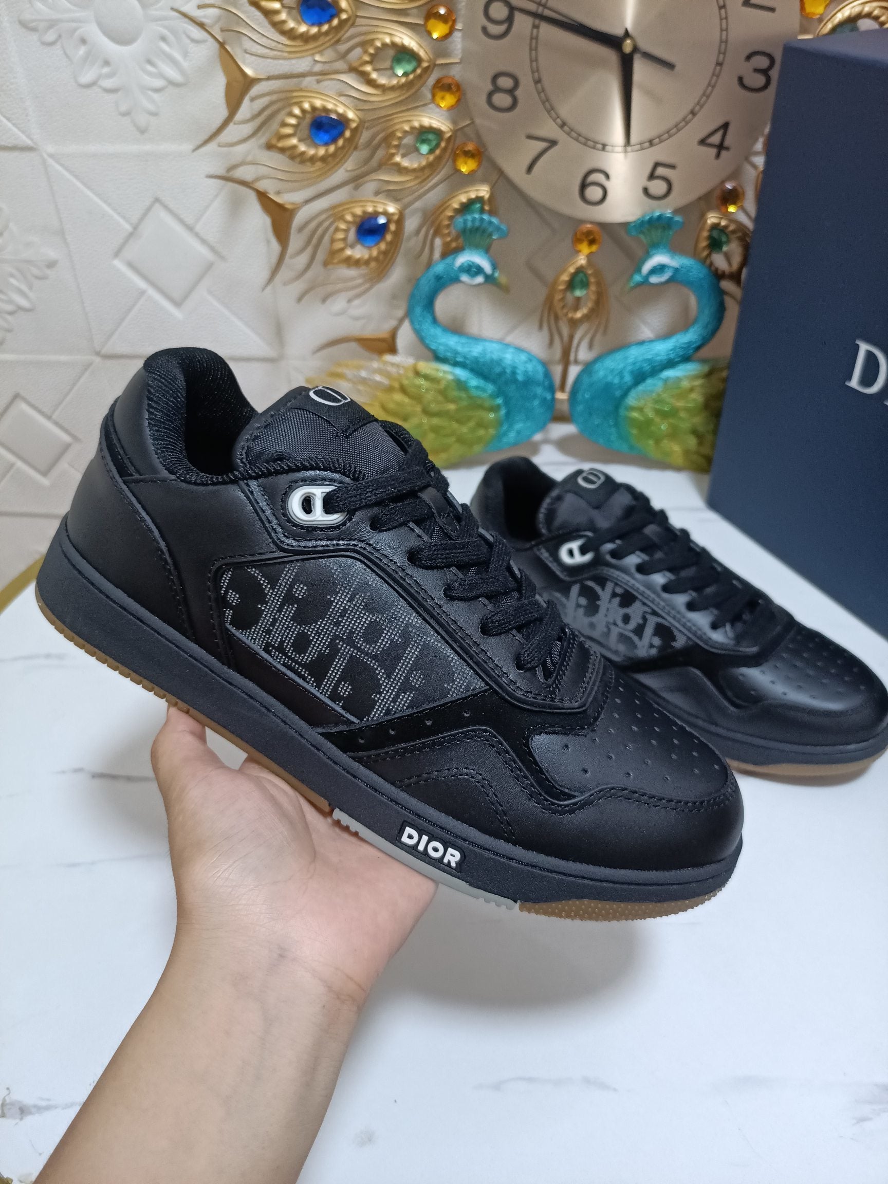 Black WT low-top men's sneaker