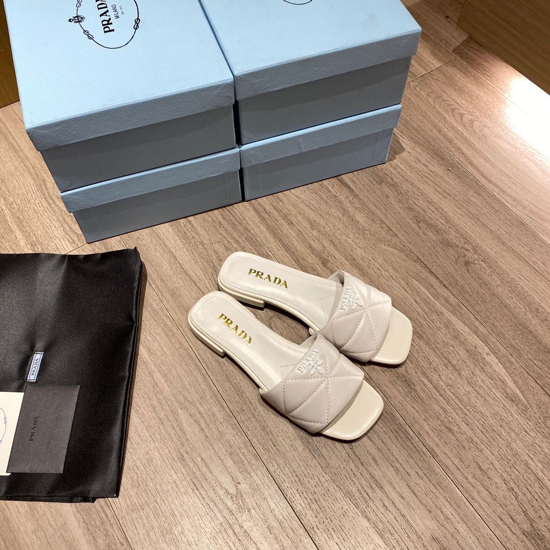 White quilted leather sabots