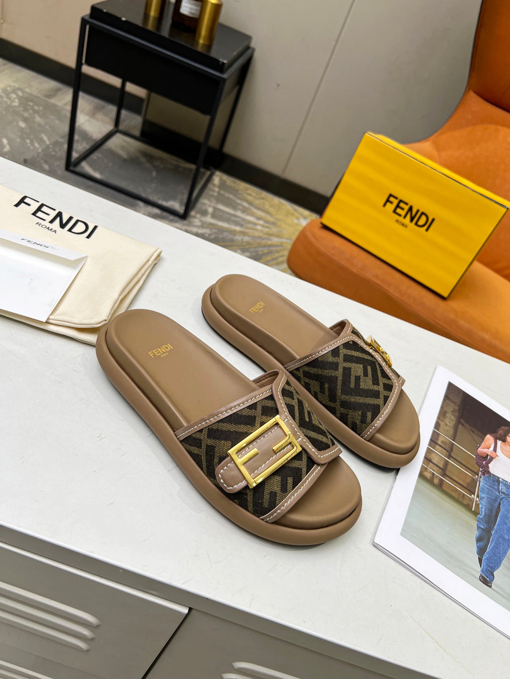 Brown fabric Feel slides