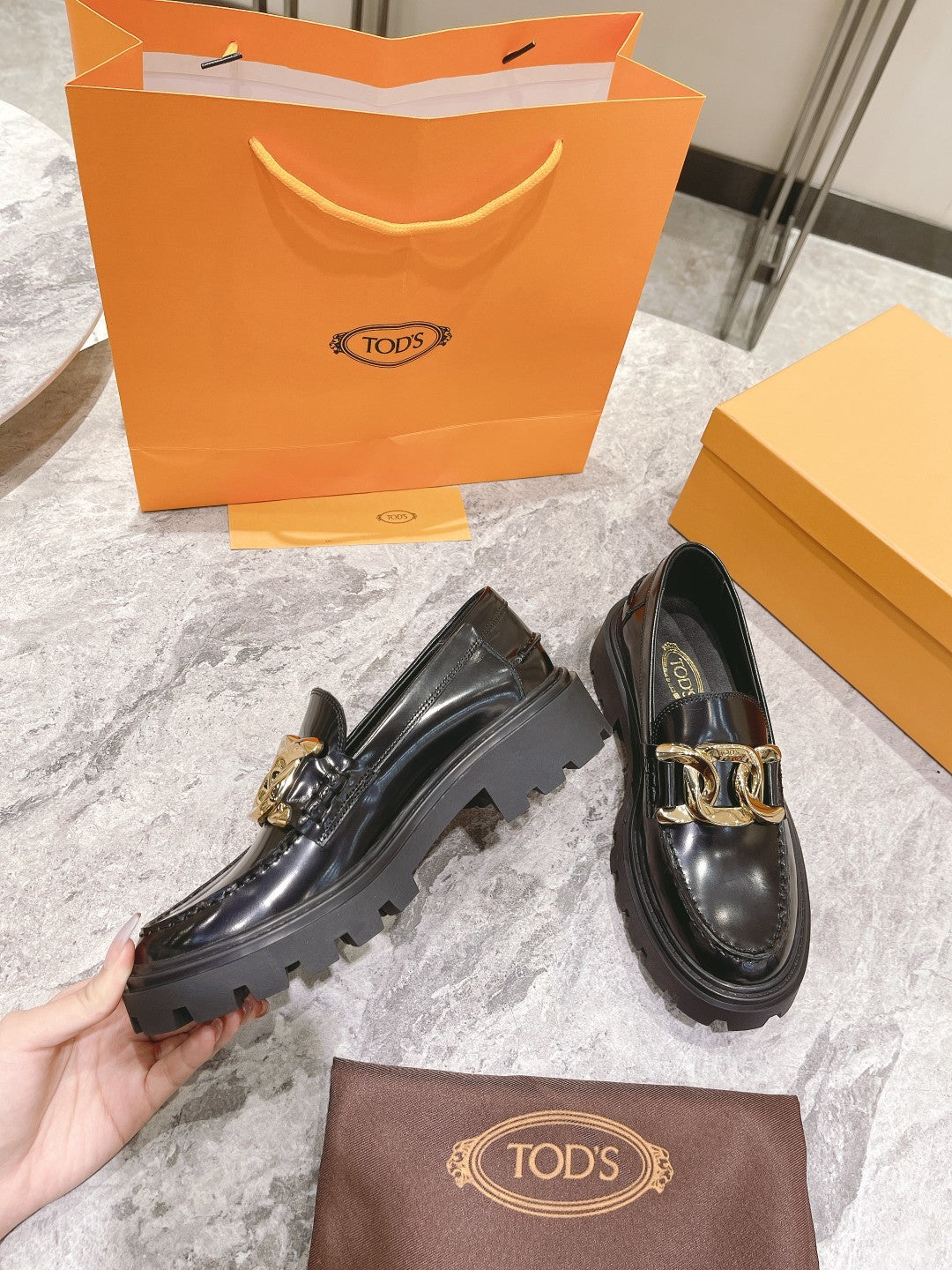 Black T loafers in leather