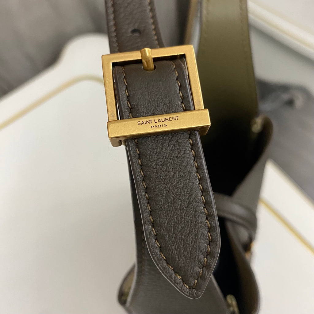 Light Musk Le 5 à 7 Supple Baby In Grained Leather