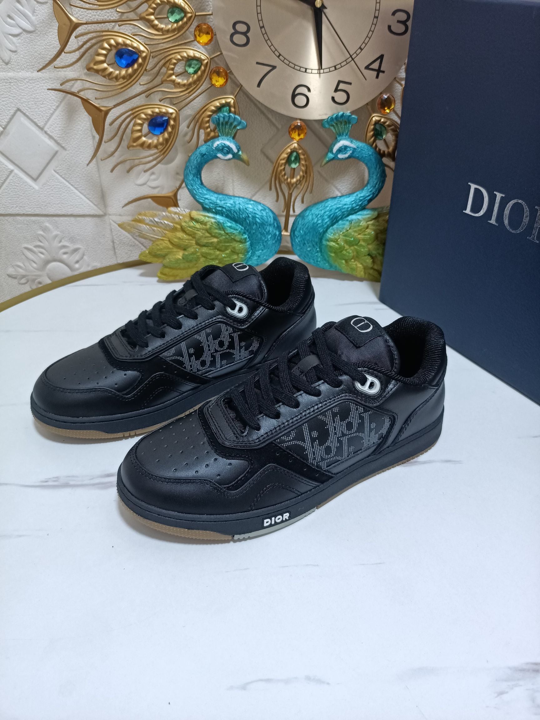 Black WT low-top men's sneaker