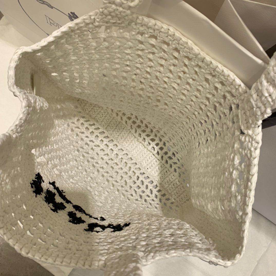 White raffia tote bag
