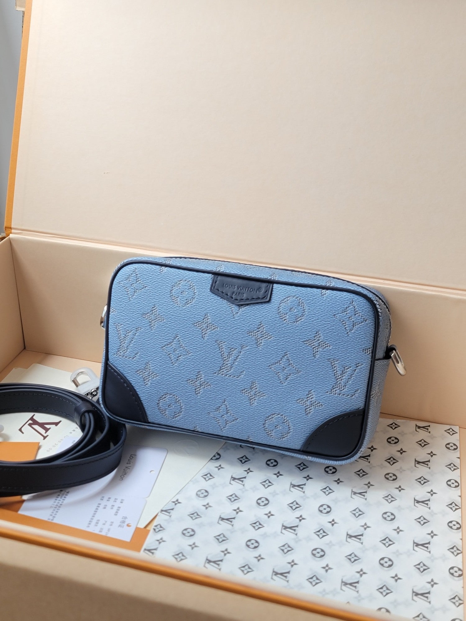 Blue Trocadéro Wearable Wallet