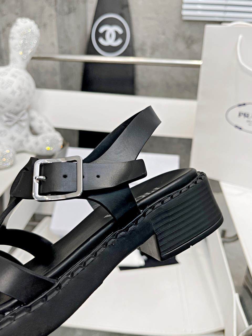 Black sporty foam rubber sandals