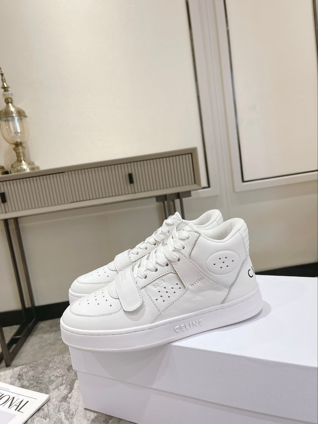 Optic white CT-02 mid sneaker