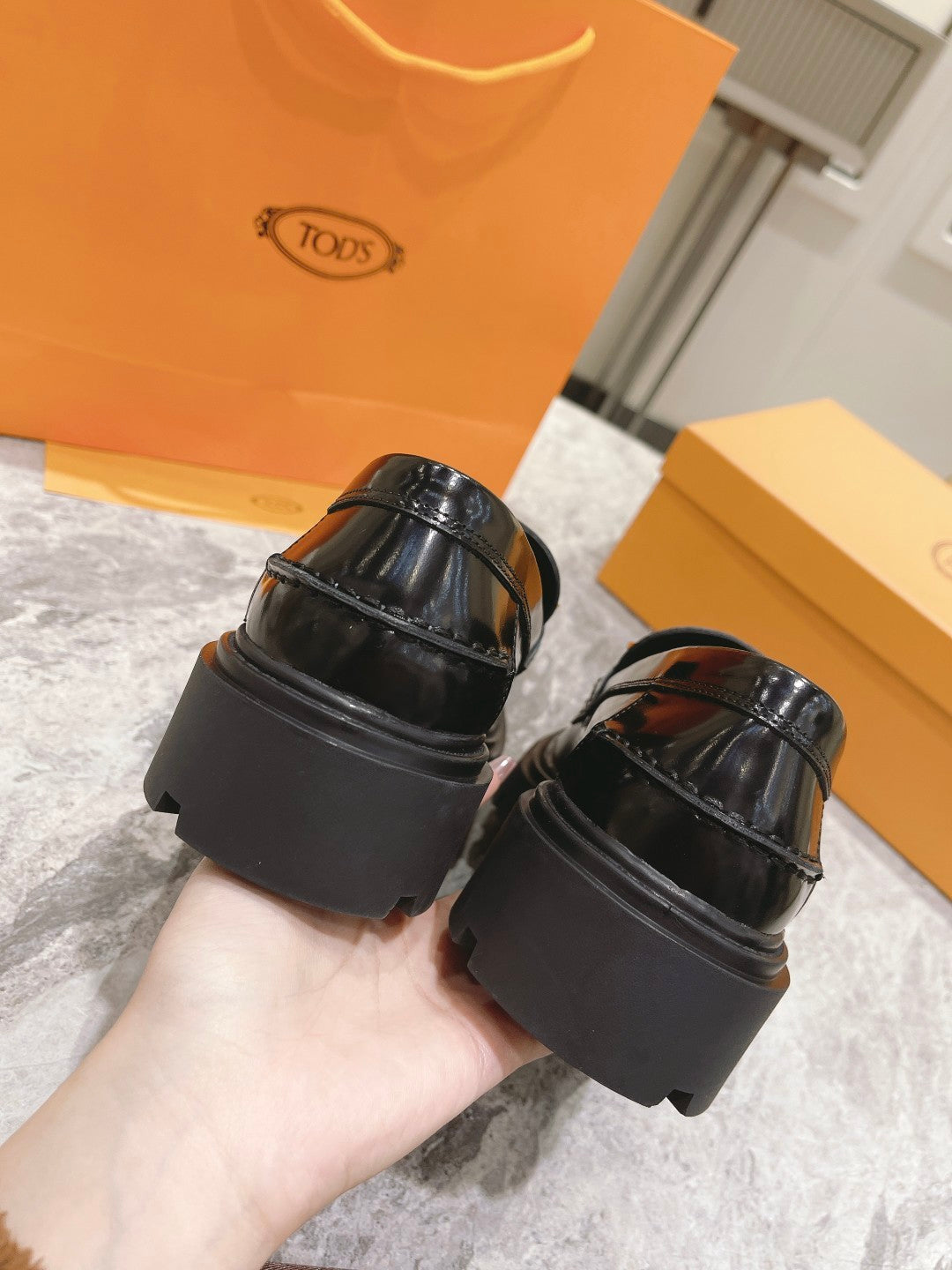 Black T loafers in leather