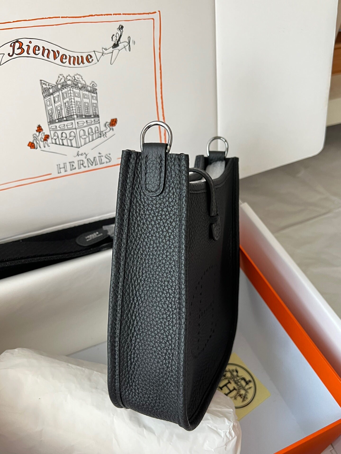 Black HE 17 shoulder bag