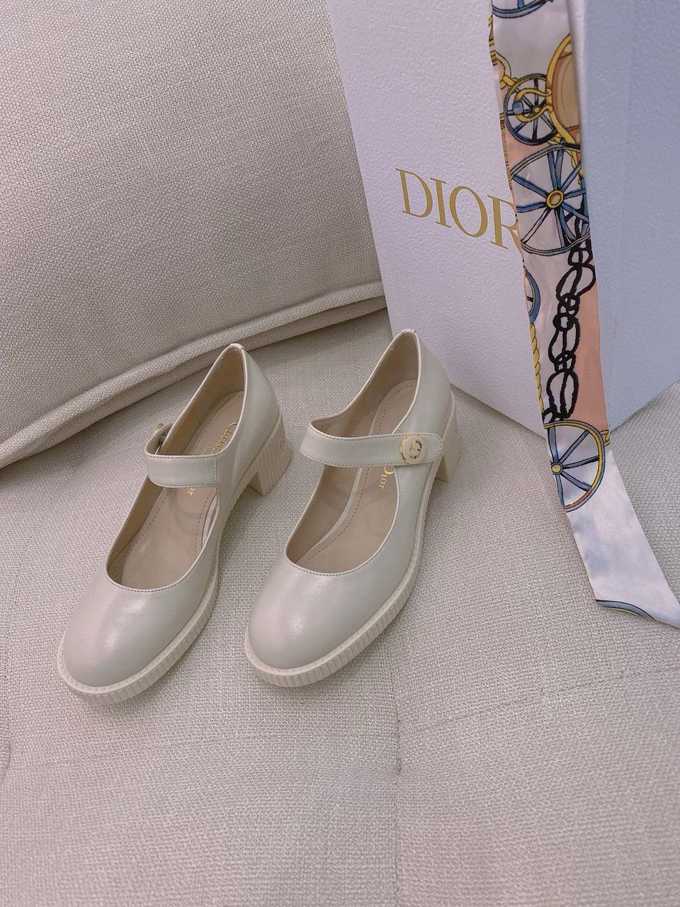 White Shiny Doll Pump