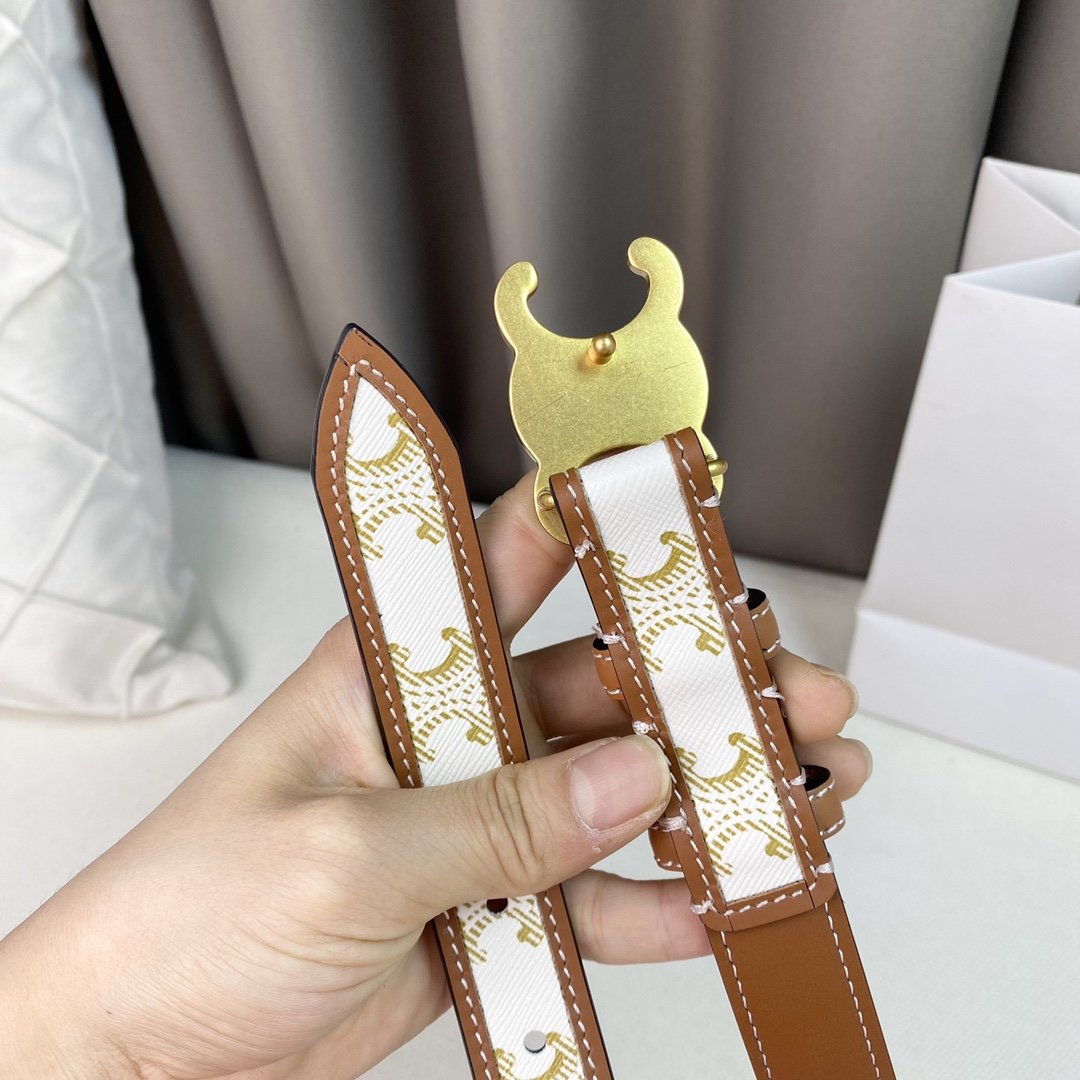 White medium TT with border triomphe belt