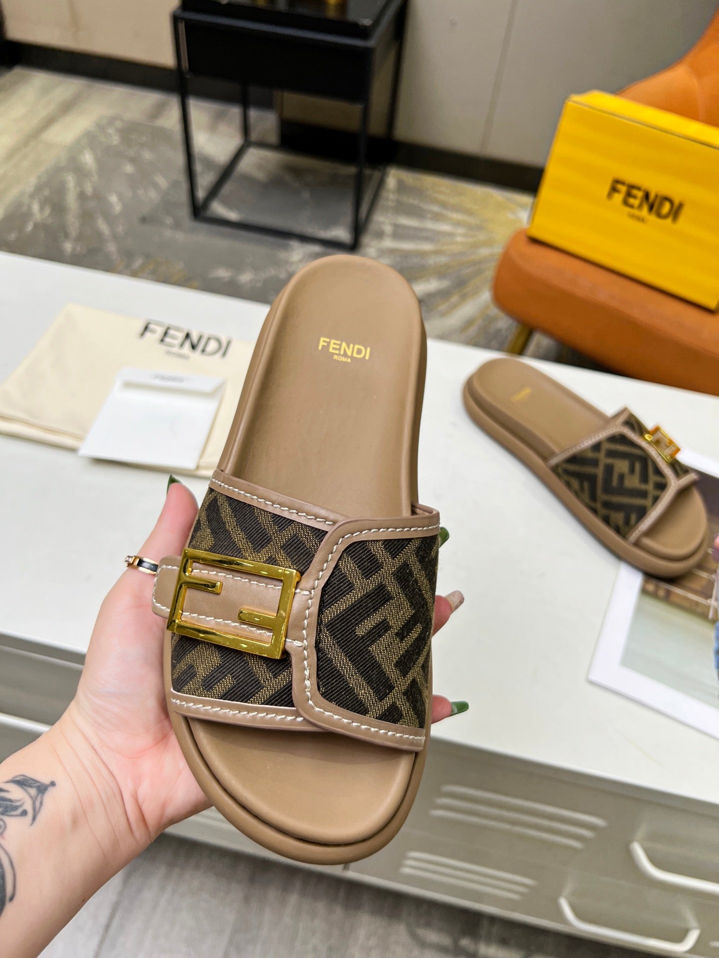 Brown fabric Feel slides