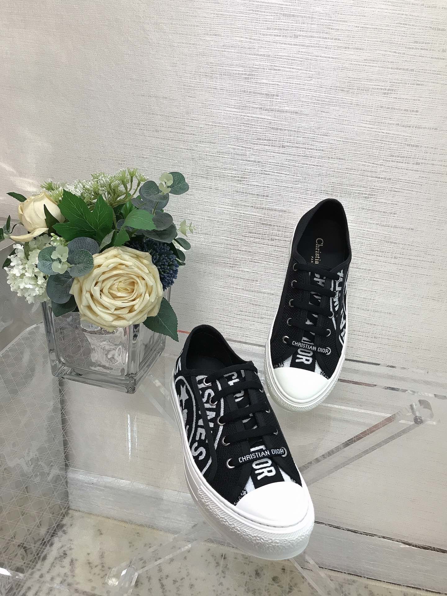 Black canvas WD sneaker