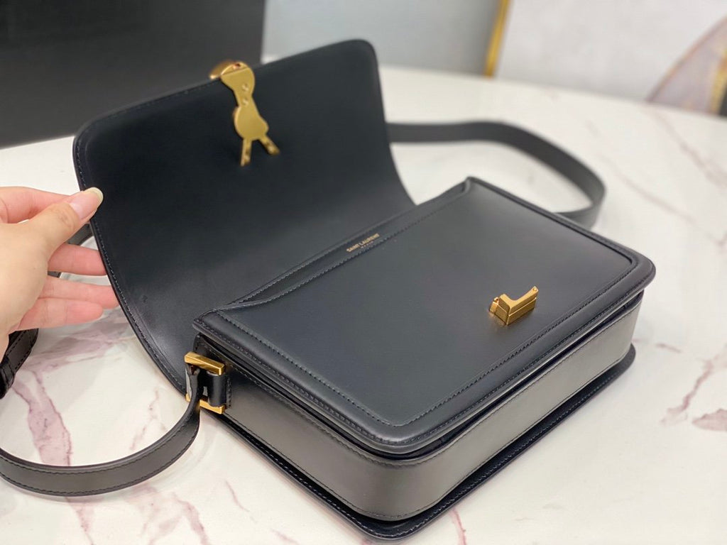 Black SS medium shoulder bag