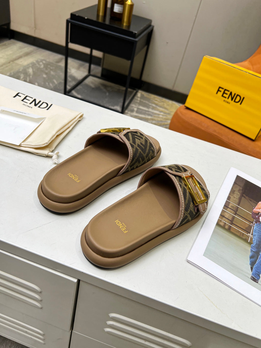 Brown fabric Feel slides