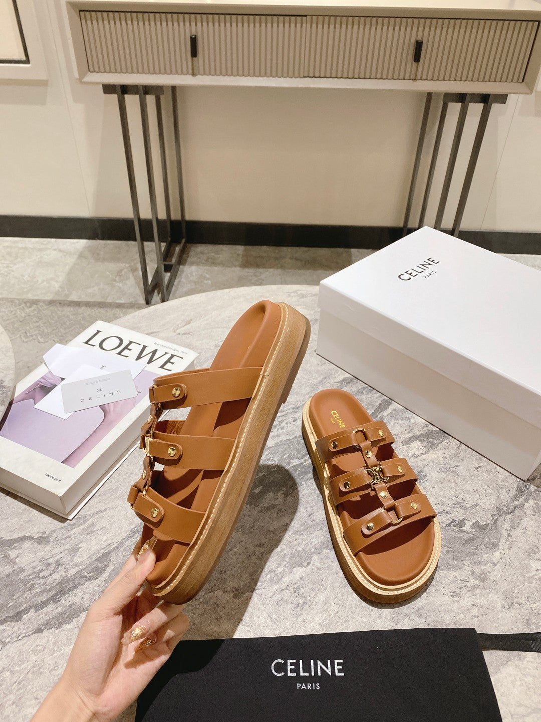 Tan Tippi Slides