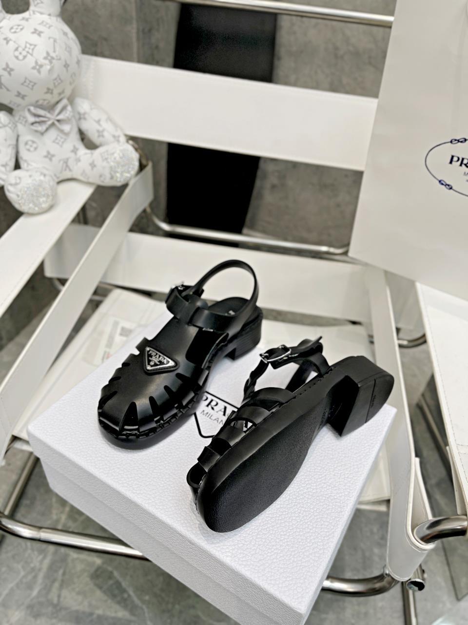 Black sporty foam rubber sandals