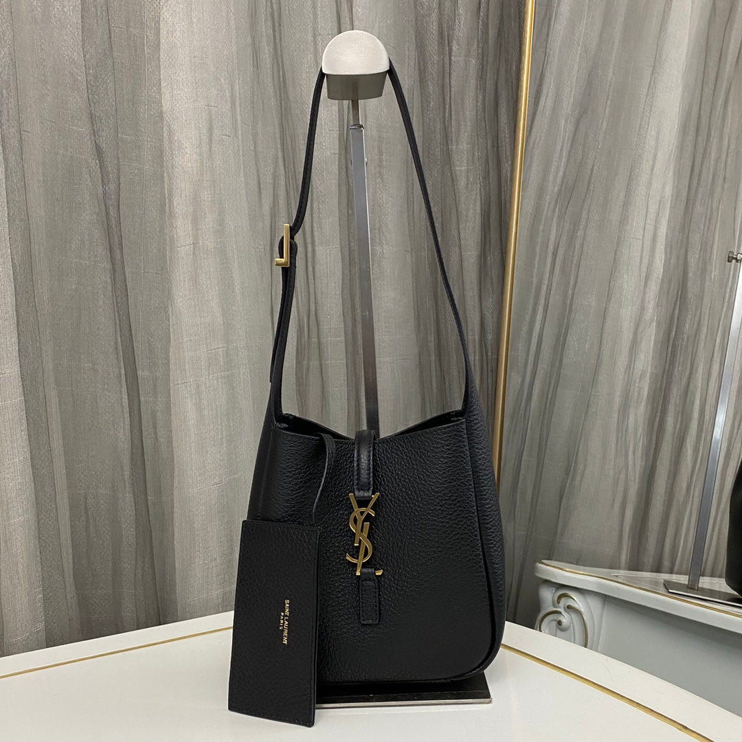 Black Le 5 à 7 Supple Baby In Grained Leather