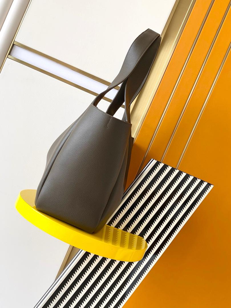 Light Musk Le 5 à 7 Bea In Grained Leather