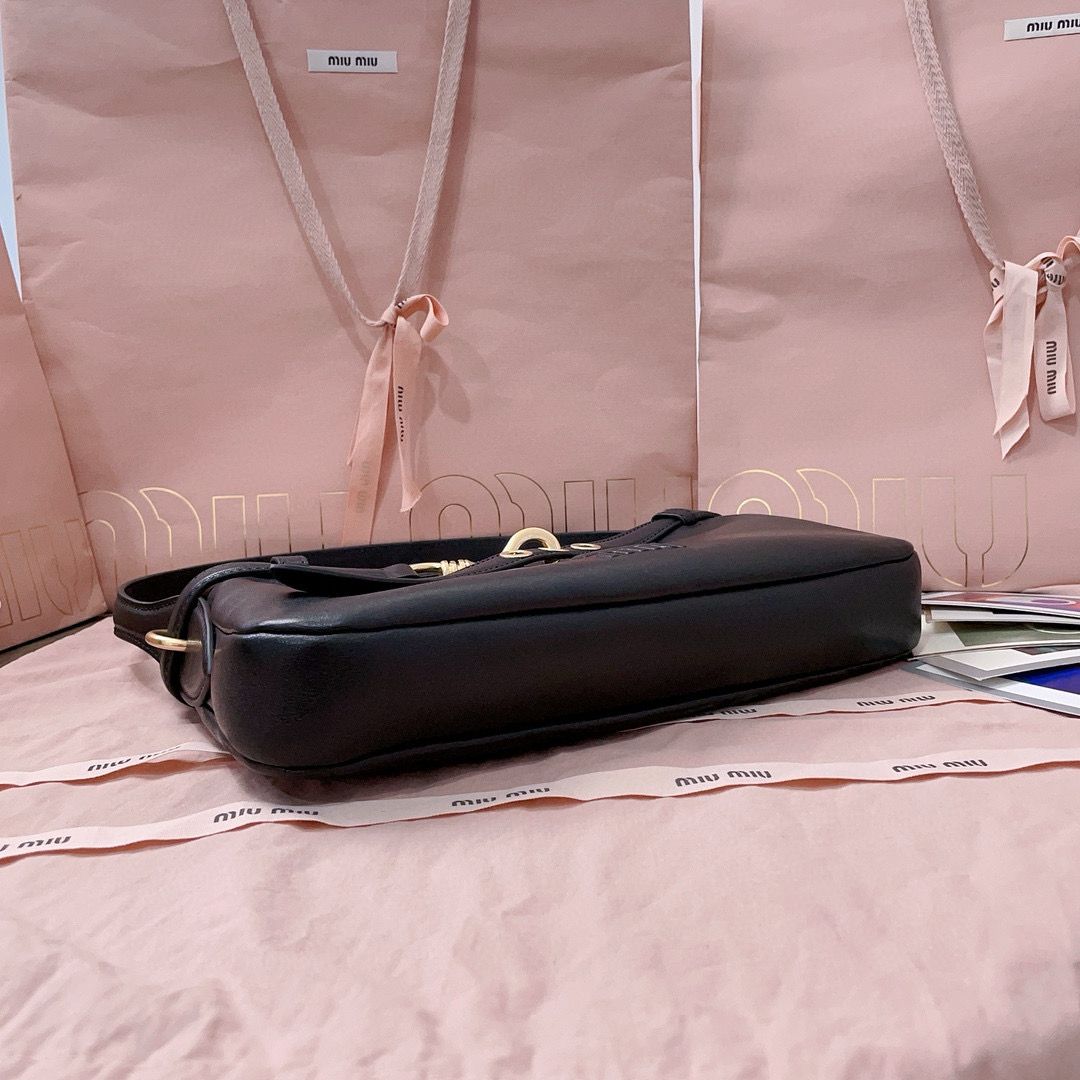 Black Aventure Leather Bag