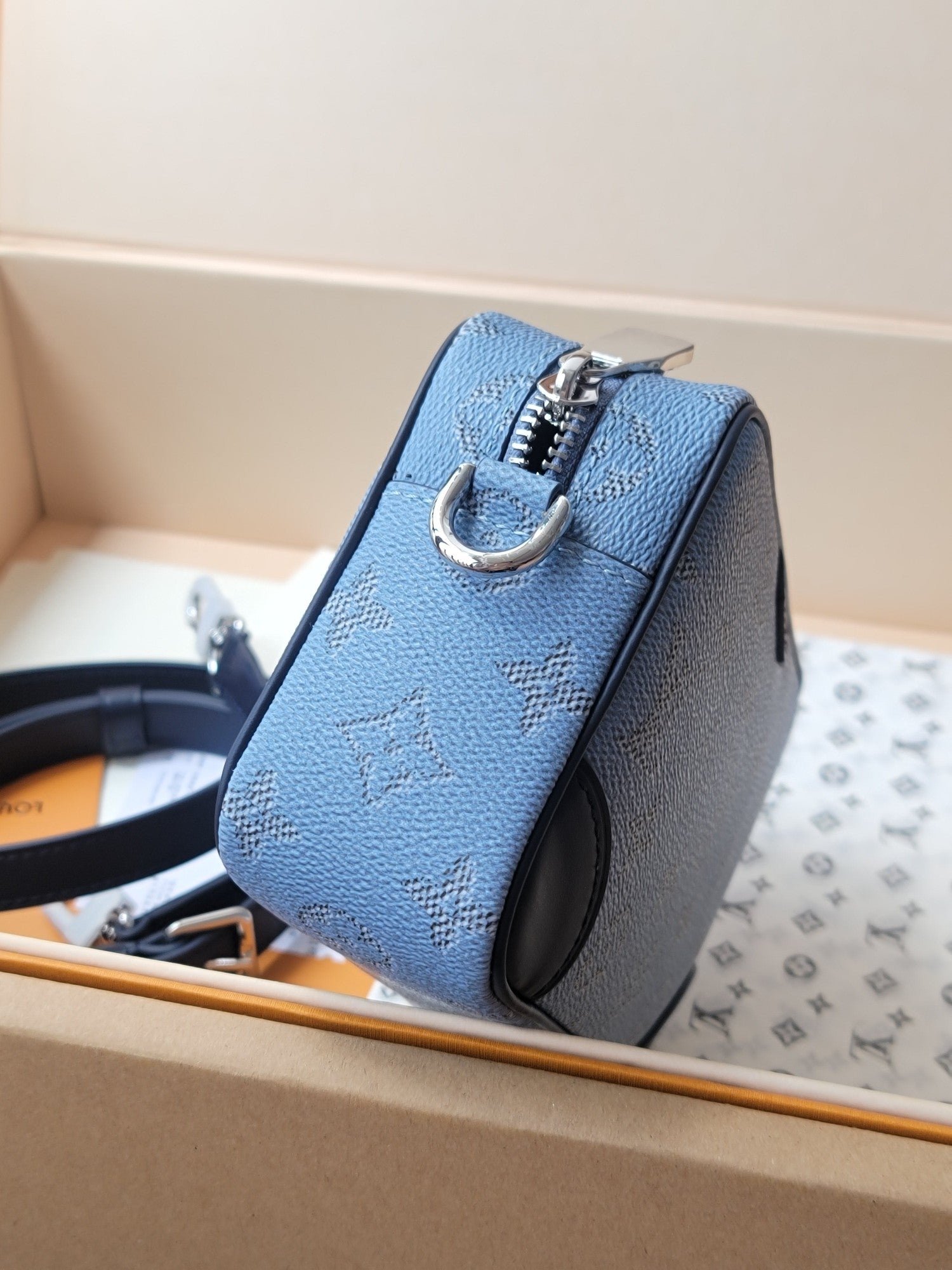 Blue Trocadéro Wearable Wallet