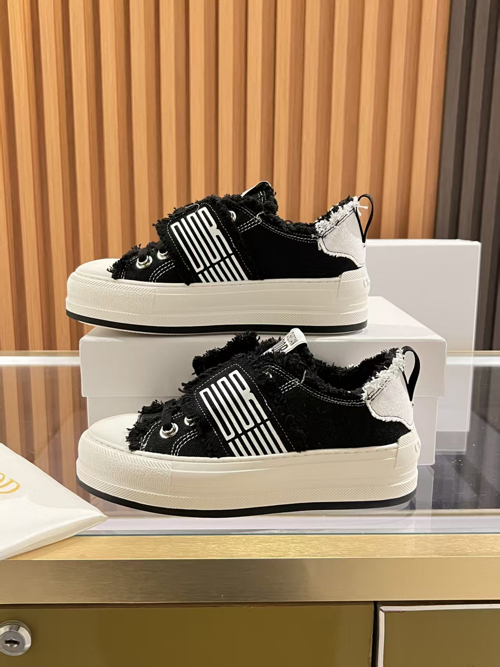 Black & White Walk'n Platform Sneaker